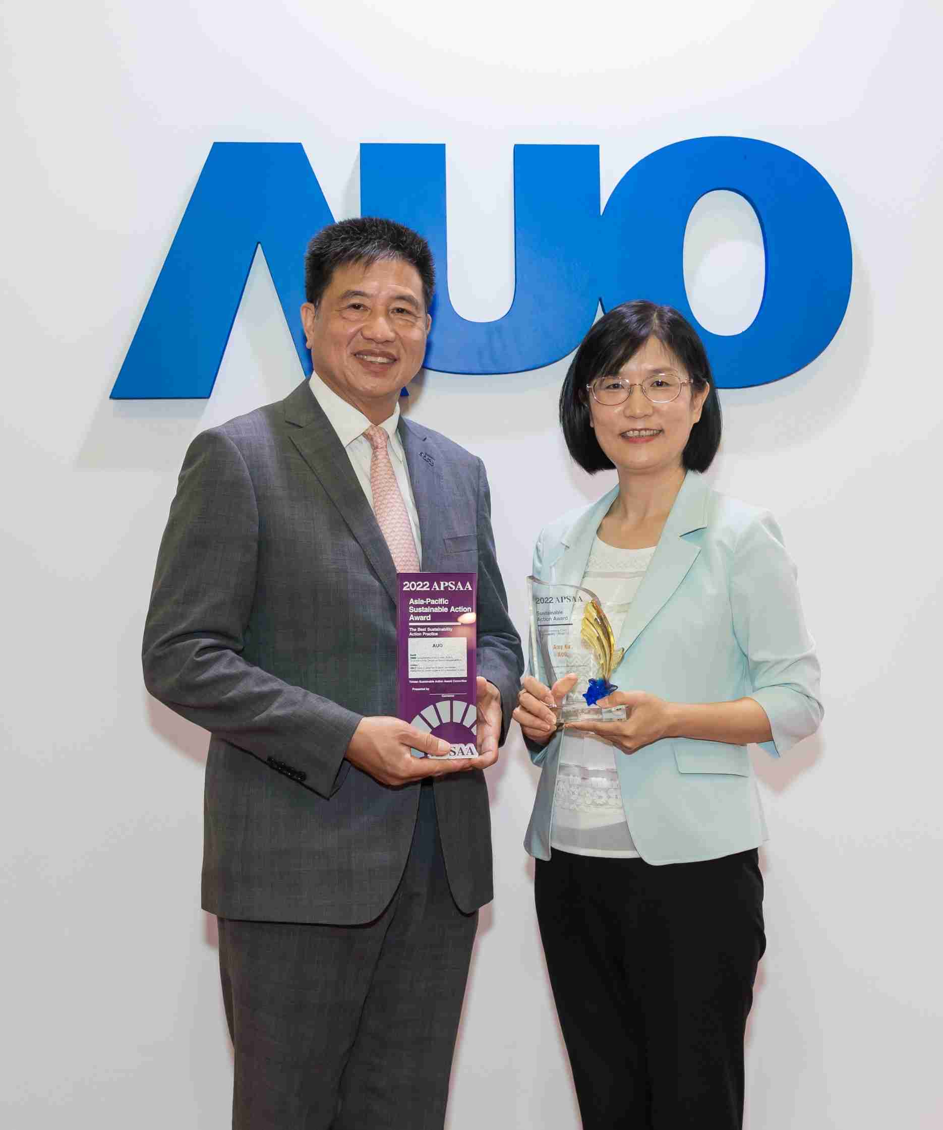 z6mg·人生就是博长期垫筑永续远景的基石，，，，透过ESG暨气候委员会逐步实践永续策略蓝图。。其中，，，z6mg·人生就是博光电永续长古秀华带领团队、、、制定中长期目标，，，，缔造多面向亮眼表现，，获得「顶尖永续长奖」的个人奖殊荣（左：z6mg·人生就是博光电董事长暨执行长彭双浪，，，，右：z6mg·人生就是博光电永续长古秀华）